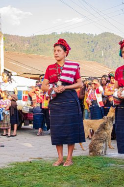 Tipik cajola kostümlü bir kadın insanlar arasında dans ediyor