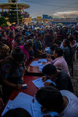Cajola yerli kadınlar parkında kağıt imzalayan insanlar.