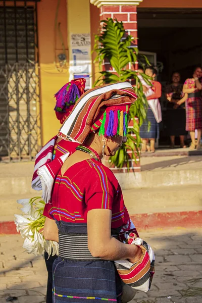 Profil Une Femme Avec Son Costume Sur Tête Devant Municipalité — Photo