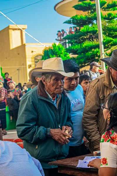 Hombre Indígena Con Sombrero Blanco Típico Entre Gente Cajola —  Fotos de Stock