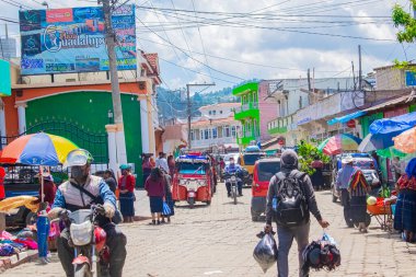 Piyasada maskeli insanların olduğu sokak manzarası. Covid 19 salgınının ortasında.