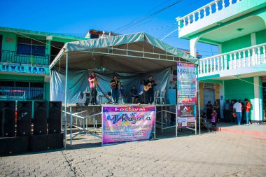 Sahne gençleri cajola sokaklarında gri arka planda şarkı söylüyor