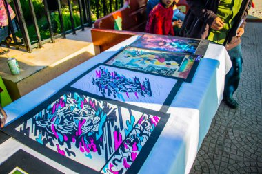 Parktaki beyaz masada renkli kareler