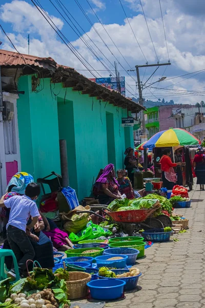 Mujeres Vendiendo Mercado Con Ropa Tradicional Calle Medio Pandemia Covid — Foto de Stock