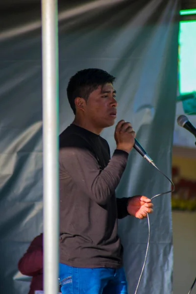 Joven Cantando Con Fondo Gris Ropa Negra —  Fotos de Stock