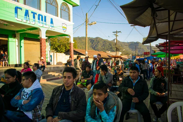 People Sitting Middle Street Watching Local Artists — Stock Photo, Image