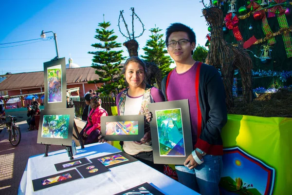 一对年轻夫妇在公园的背景下展示他们的艺术 免版税图库照片