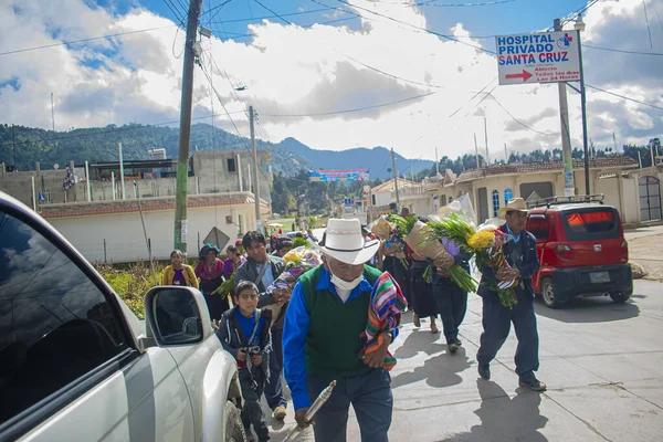 Hombre Caminando Con Típica Servilleta Maya Mano Las Mujeres Detrás — Foto de Stock