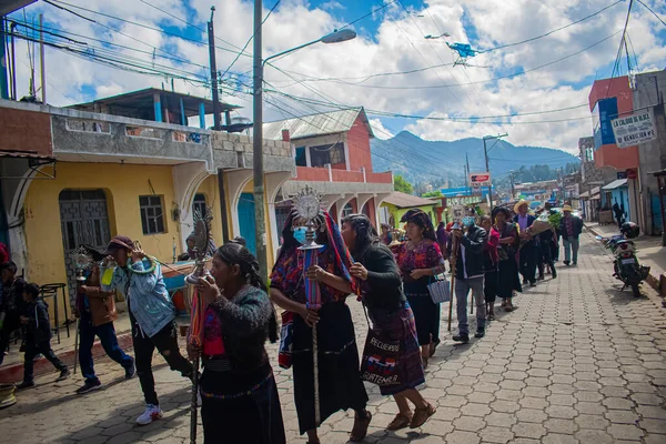 Indigenous Women Walking Flowers Hand City Cajola — Stock Photo, Image