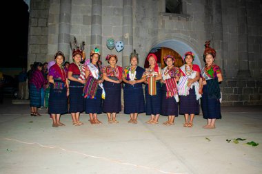 Farklı Guatemala insanlarına sahip Maya yerlisi kadınlar renkli kostümler