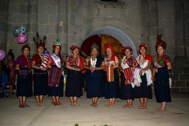 Tipik Maya kostümü Guatemala 'nın farklı şehirlerinden, Cajola kilisesinin önünde duruyor.