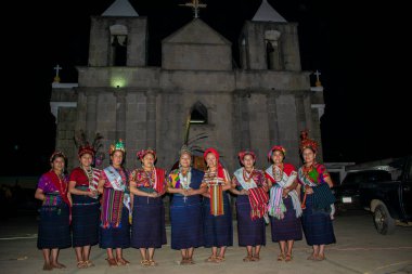Maya yerlilerinin farklı renklerde kostümleri ve koyu bir geçmişi var.