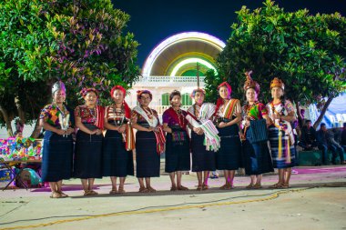 Maya halkının tipik kostümü. Güzel kadınlar cajola fuarında fon ağacı dikerler.