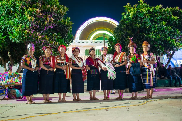 Maya halkının tipik kostümü. Güzel kadınlar cajola fuarında fon ağacı dikerler.