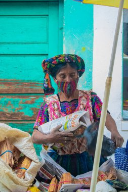 Cajola pazarında maskesini takmış güzel bir Maya kadını var. 19 salgınının ortasında.