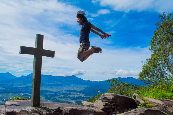 Junger Mann Springt Mit Himmelshintergrund Mit Bergen Tal — Stockfoto