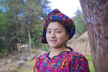 Gülümseyen yerli bir kadın yüzü ve orman geçmişi