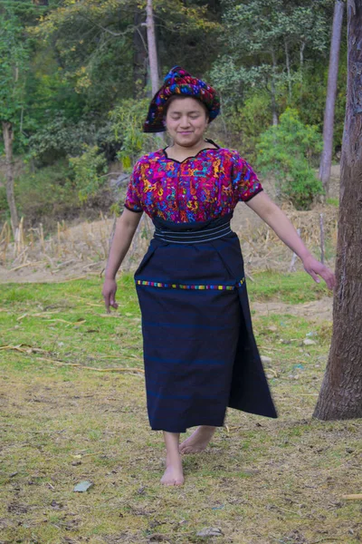 Bela Mulher Com Traje Típico Maya Andando Floresta — Fotografia de Stock