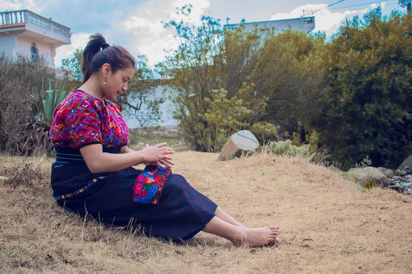 Femme Autochtone Regardant Ses Mains Assises Sur Les Rives Rivière — Photo