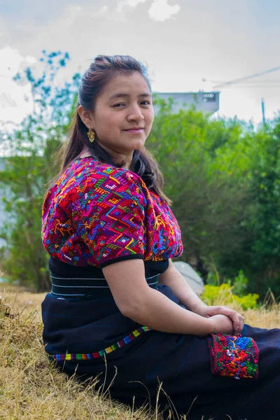 Kadın tipik kostüm ve arka planı olan profile bakıyor.