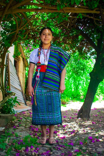 Ormanda tipik bir kostümle yürüyen bir kadın.