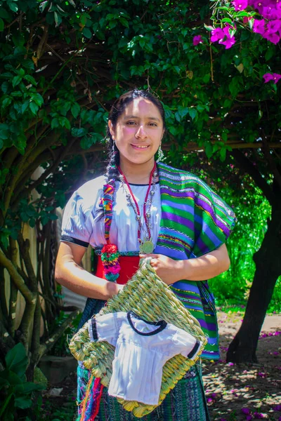 Perfil Mujer Indígena Maya Con Trajes Típicos Collares Tradicionales — Foto de Stock