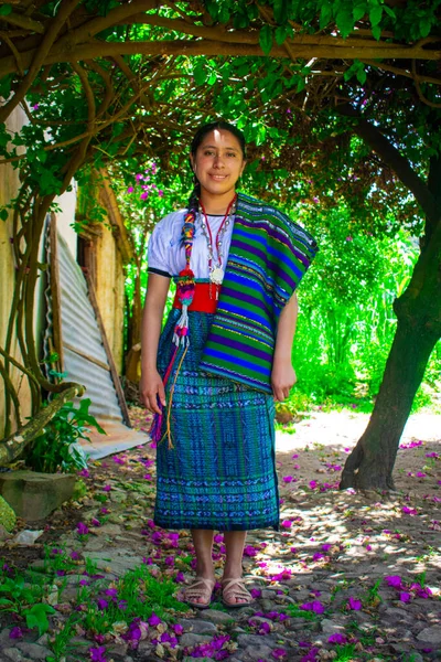 Hermosa Mujer Vestido Típico Pie Debajo Los Árboles Jardín Imágenes de stock libres de derechos