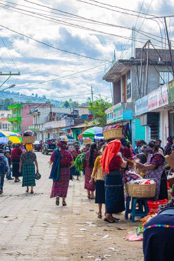 Kadınlar cajola pazarında tipik bir cajola kostümüyle alışveriş yapıyorlar.