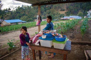 Çocuklar salgın sırasında tarlada oynuyor ve yemek yiyor.