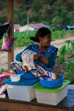 Güzel yerli kadın salgın sırasında tipik yiyecekler satıyor.