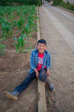 Çocuk salgın sırasında lastik toplarla sokakta oynuyor.