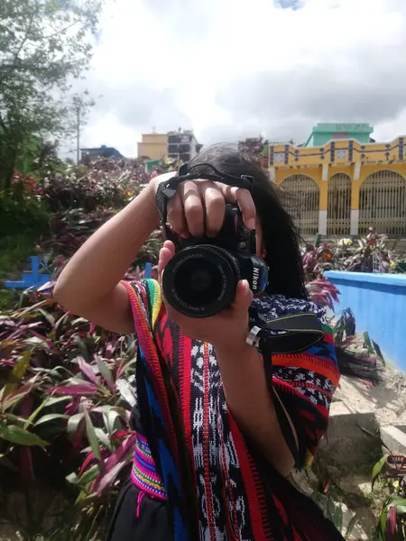 Mooie Vrouw Het Nemen Van Foto Onder Bloemen — Stockfoto