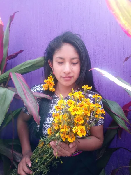 Femme Assise Parmi Les Fleurs Aux Cheveux Noirs — Photo