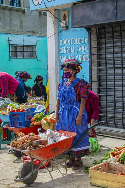 Mujer Indígena Vendiendo Mercado Usando Máscara Para Evitar Contagio —  Fotos de Stock