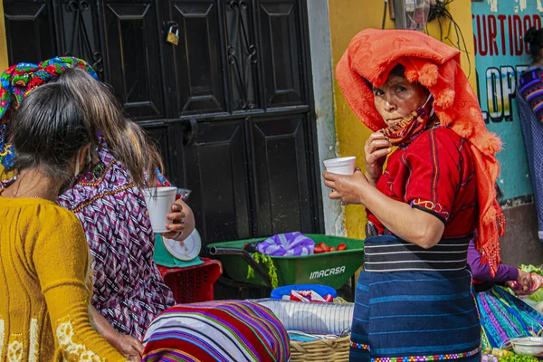 Mujeres Indígenas Tomando Atol Calle Usando Máscara Para Evitar Contagio — Foto de Stock
