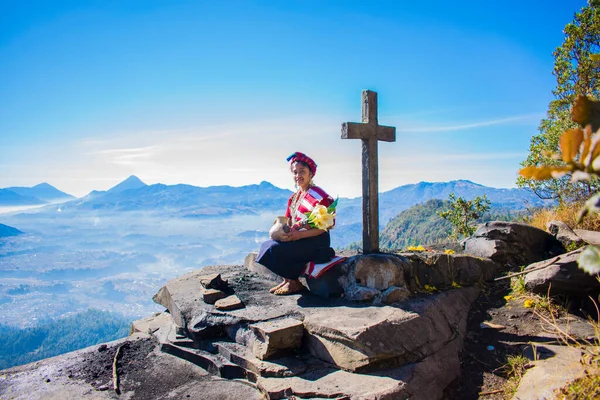 Schöne Frau Sitzt Auf Großen Felsen Und Kreuz Neben Mit — Stockfoto