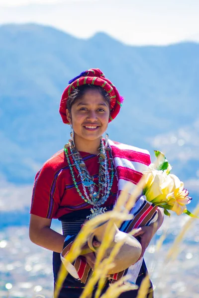Cajola Soriendo的土著妇女 手里拿着金属项链的花 图库照片