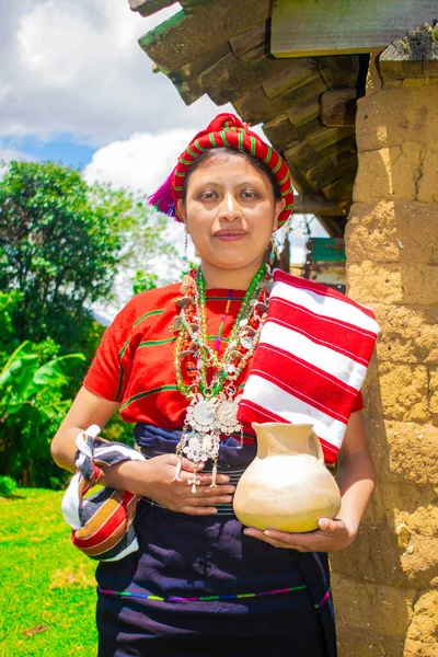 Hermoso Rostro Mujer Indígena Con Antiguos Collares Jarra Mano Fotos de stock libres de derechos