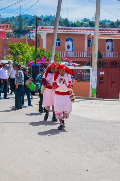 Inhemska Män Som Spelar Traditionella Instrument Promenader Gatan — Stockfoto