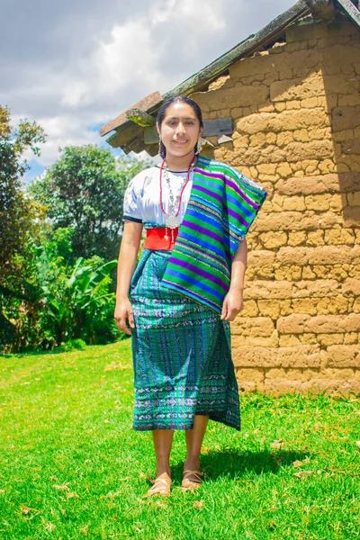 Femme Autochtone Debout Sur Pelouse Verte Avec Maison Arrière Plan — Photo