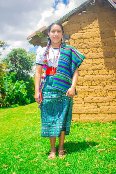 Femme Autochtone San Francisco Union Quetzaltenango Costume Debout Devant Une — Photo