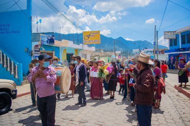 Ellerinde çiçeklerle Cajola caddesinde yürüyen beyefendiler.