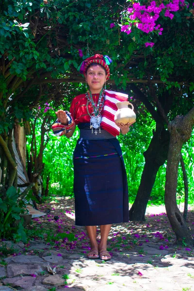 Belle Femme Costume Maya Typique Debout Sous Arbre Avec Cruche — Photo