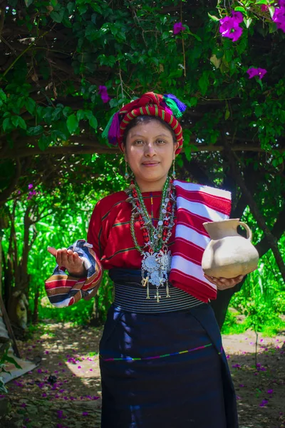 Mulher Indígena Vestido Vermelho Branco Típico Com Frasco Adobe — Fotografia de Stock
