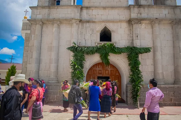 Personas Entrando Iglesia Cajola Con Flores Mano — Foto de Stock