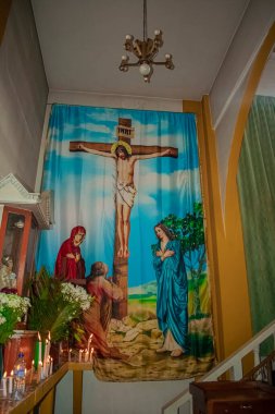 Renkli duvarda Jess 'in resmi olan büyük perde