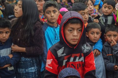 Maya yerlisi çocuklar Maya oyuncaklarını almak için sıraya girdiler.