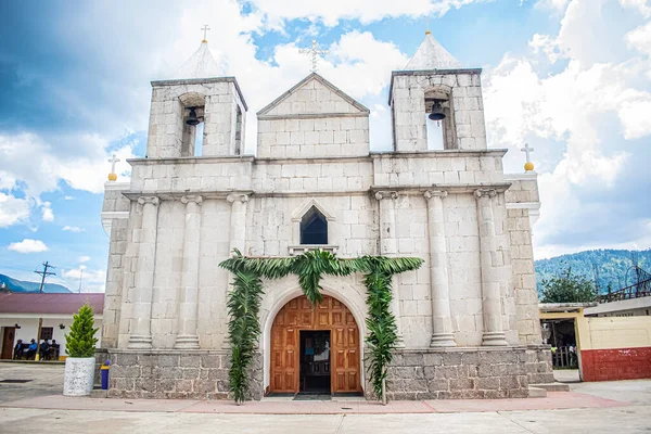 Hermoso Paisaje Iglesia Cajola Con Arco Hojas Verdes — Foto de Stock