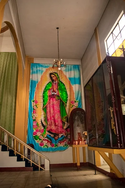 Παναγία Της Γουαδελούπης Κουρτίνα Κρέμεται Στην Καθολική Εκκλησία — Φωτογραφία Αρχείου