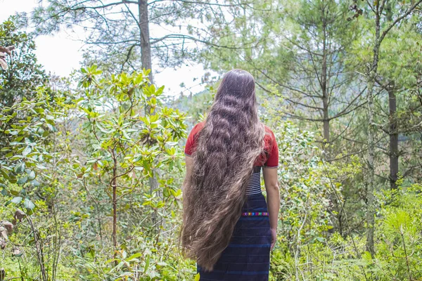 站在森林里的黄头发女人 — 图库照片